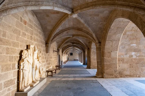 Rodos Şövalyeleri Nin Büyük Efendisinin Sarayı Nda Bir Koridor — Stok fotoğraf