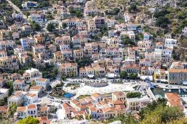 Yunanistan 'daki Symi Şatosundan Karayolları ve Limanın Bir bölümünü içeren Aşağıdaki Köy Manzarası