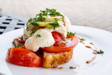Bir restoranda servis edilen bir tabak Bocconcini Salatası.