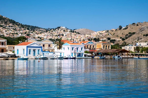 Case Colorate Sul Mar Mediterraneo Sul Porto Pedi Symi Grecia — Foto Stock