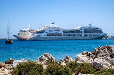 Rodos, Yunanistan - 17 Mayıs 2023: Seyahat gemileri, yatlar ve büyük bir yelkenli Yunanistan 'daki Rodos Eski Duvarı' nın yanında demirlendi