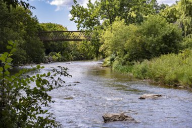 Mississauga, Ontario 'da Tahta Köprü manzaralı Sahne Kredi Nehri