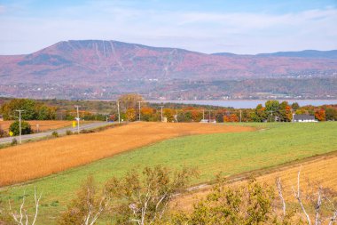 Mont Sainte Anne Quebec Kanada 'nın Orleans Adası' ndaki bir izleme kulesinden görüldü.