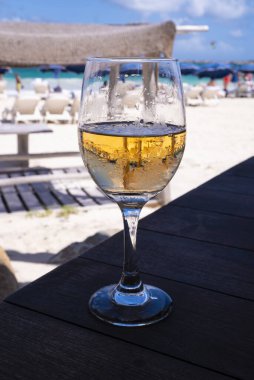 Bir bardak Pembe Şarap veya Plaj Restoranının Masasında Bir Gül Şarabı