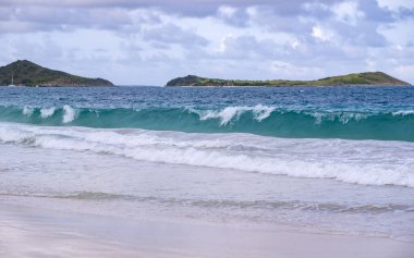 Büyük dalga St. Martin 'deki doğu sahiline doğru geliyor.