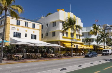 Güneşli bir sabahta Florida 'da Ocean Drive' daki Renkli Sanat Deko Binaları