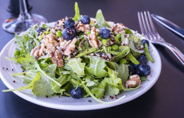 Cevizli, yaban mersinli ve kinoalı Arugula Salatası.