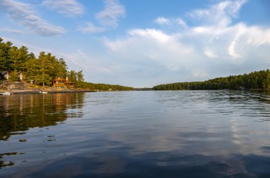 Sabahın erken saatlerinde Fransız Nehri İl Parkı 'ndaki Tranquil Wolseley Körfezi' nin Su Görüntüsü