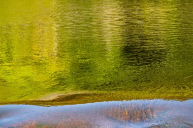 Fransız nehri Ontario 'nun Pürüzsüz Su Yüzeyi Recollet Şelalesinin yanında