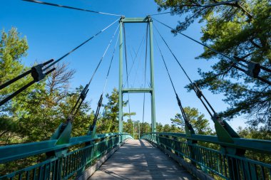 Fransız Nehri yakınlarındaki Kar Köprüsü Ziyaretçi Merkezi, Ontario