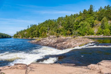 Güneşli bir yaz gününde Recolett Şelalesi, Fransız Nehri İl Parkı