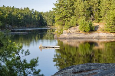 Pine Cove 'da sakin bir sabah, Fransız Nehri İl Parkı