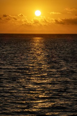 Karayip Okyanusunda Dramatik Tropikal Gün Doğumu