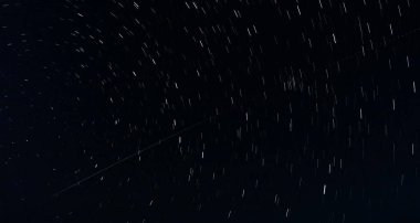 Gece Gökyüzünde Yıldız Yolları ve Uçak Yolları
