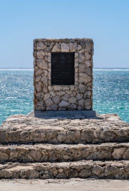 Grand Cayman Adası 'nın doğu ucunda duran 10 yelkenli enkazı anıtı.