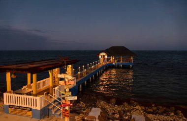 Grand Cayman Adası 'nın doğu ucunda bir rıhtımın ve çardağın gece çekimi.