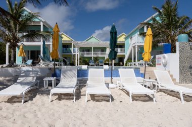 Doğu Yakası, Grand Cayman Adası - 1 Nisan 2025: Sahil Sallanan Palmiye Ağaçları ve Küçük Havuzu olan Idyllic Küçük Kır Evi 'nin Sahiline Mükemmel Kaçış