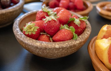 Bir kase taze çileğin yakın çekimi.