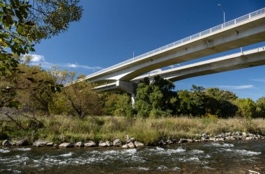 Mississauga Ontario 'daki Credit River' dan Urban Köprüsü manzarası