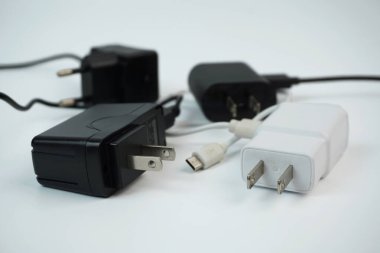 Telefon şarj kablosu ve diğer elektronik cihazları USB standart olmayan şarj kablosu konseptiyle şarj etmek tehlikelidir.
