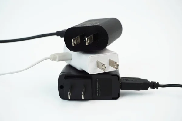 電話充電ケーブルとUsb非標準充電ケーブルの概念を持つ他の電子機器を充電することは危険です — ストック写真