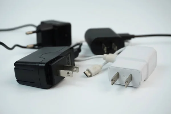 手机充电器电缆和Usb充电其他电子设备非标准充电电缆概念是危险的 — 图库照片
