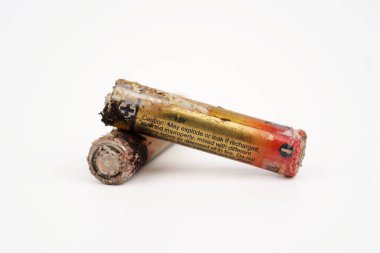 Hasarlı ve aşınmış piller beyaz arkaplanda izole edildi.
