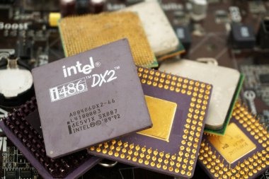 Bangkok, Tayland - 31 Mayıs 2023 Intel i486 DX2 işlemci, eski mikroişlemciler, eski bilgisayarlar ve ana kartlar. E-atık çevresel kavramlarla ilgili bir sorundur, geri dönüştürülmelidir.
