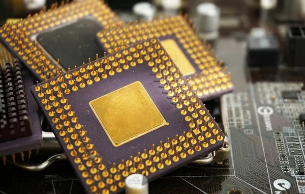 Närbild Gamla Cpu Mikroprocessor Föråldrad Dator Med Guld Som Ingrediens — Stockfoto