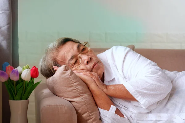 Anziana Donna Asiatica Con Capelli Grigi Sdraiata Sola Sul Divano — Foto Stock