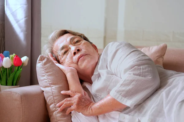 Kanepede Tek Başına Yatan Gri Saçlı Yaşlı Asyalı Kadın Yaşlanan — Stok fotoğraf