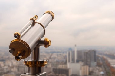 Eyfel Kulesi teleskopu ve Paris şehri ve Seine Nehri manzarası