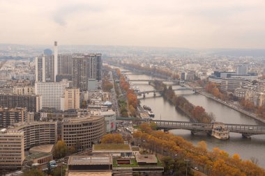 Paris ve Seine Nehri manzarası, Eyfel Towe 'dan çekilen fotoğraf.