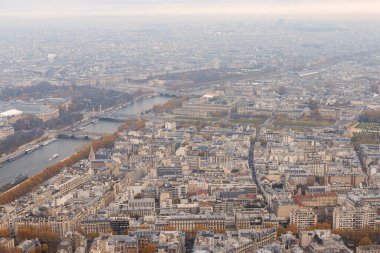 Paris ve Seine Nehri manzarası, Eyfel Towe 'dan çekilen fotoğraf.