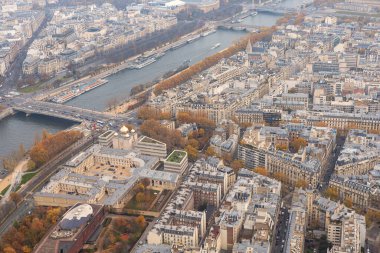 Paris 'in manzarası, Seine Nehri ve St. Alexandre Kilisesi, Eiffel Towe' dan çekilen fotoğraf.