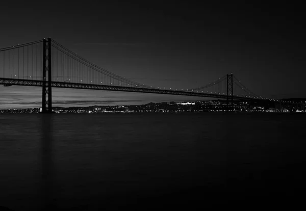 Черно Белая Фотография Моста Лиссабоне Ночью Через Реку Тагус Горизонт — стоковое фото
