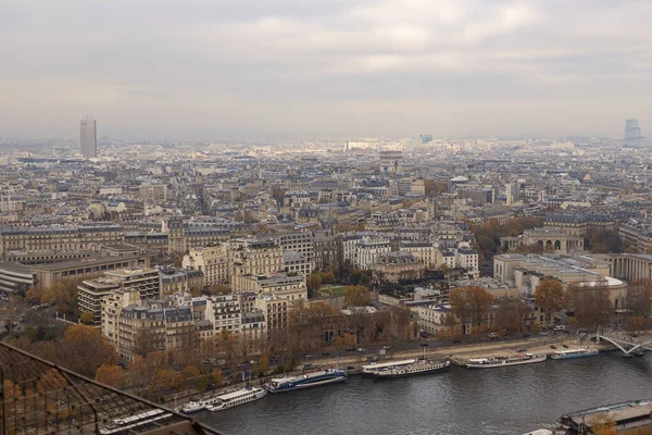 Paris ve Seine Nehri manzarası, Eyfel Towe 'dan çekilen fotoğraf.