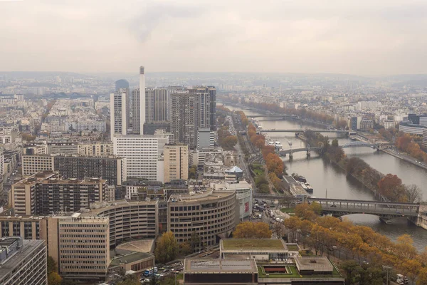 从埃菲尔铁塔拍摄的巴黎市和塞纳河景观照片 — 图库照片