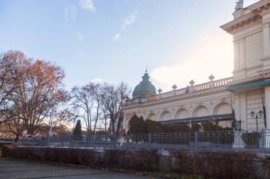 Viyana 'daki Kursalon Hubner binası, İtalyan neo-rönesans ön cephe mimari tarzı