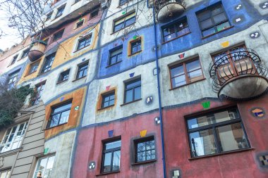 Joseph Krawina 'nın Avusturya, Landstrae' deki Hundertwasserhaus binasının ön cephesinin ayrıntıları 