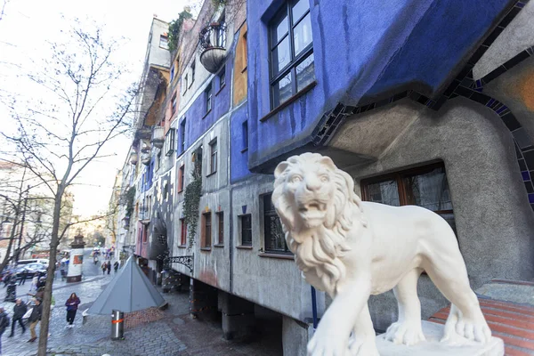 Aslanın ayrıntıları ve Hundertwasserhaus binasının ön cephesi Landstrae, Avusturya, Viyana 'da Joseph Krawina 