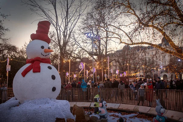 Avusturya, Viyana 'daki kasaba meydanındaki Noel pazarındaki bir kardan adamın detayları.