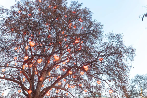 Дерево Прикрашене Вогнями Вигляді Червоних Сердець Різдвяному Ринку Площі Ратуші — стокове фото