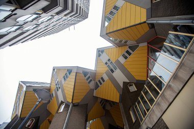 Kubuswoning 'in fotoğrafı, Rotterdam, Hollanda' daki küp evleri. Sarı renk ve orijinal mimari