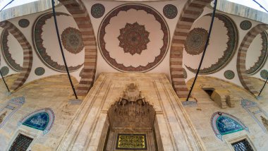 Amasya şehrinde bir caminin kapısı.