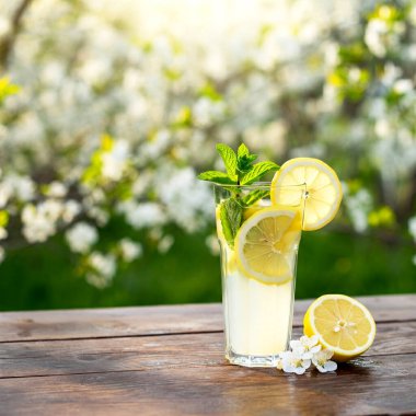 ahşap masa üzerinde taze limonata