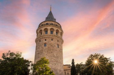 İstanbul 'da gün batımında galata kulesi