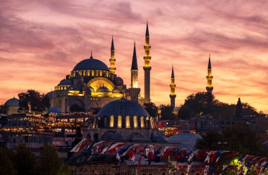 İstanbul 'daki camide günbatımı manzarası, hindi