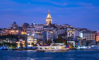 Galata kulesi ve geceleri bosphorus, istanbul, hindi