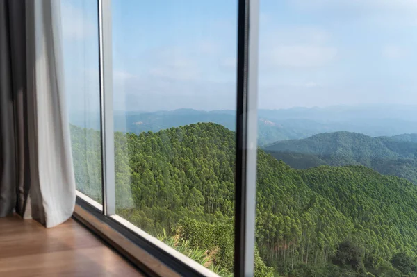 Die Naturkulisse Der Berge Ist Aus Dem Fenster Sehen — Stockfoto